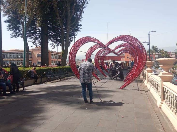 ¡Que pase la quinceañera! Todos quieren su foto en los corazones del centro de Xalapa (+Video)