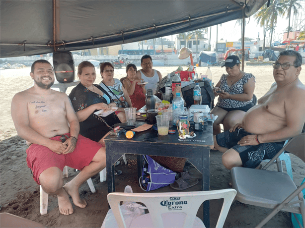 Numerosa familia poblana disfruta de la playa de Veracruz