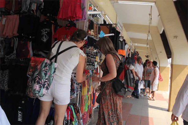 Artesanos del malecón de Veracruz esperan repunte por alta afluencia turística