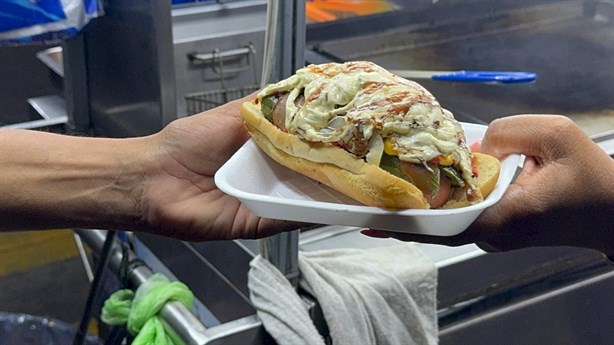 ¿Tradicional o Monster? Así son los famosos hot dogs del Malecón de Veracruz | VIDEO