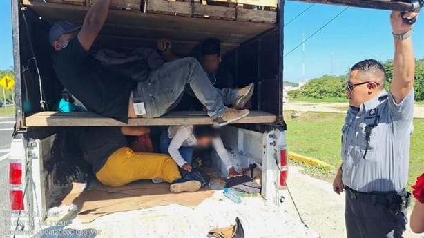 Así venían ocultos 62 migrantes en dos camionetas en carretera de Veracruz | FOTOS