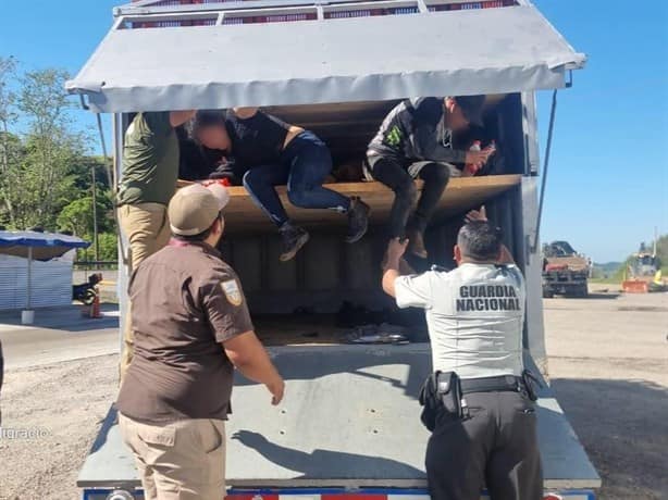 Así venían ocultos 62 migrantes en dos camionetas en carretera de Veracruz | FOTOS