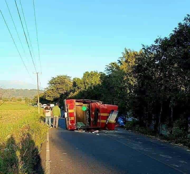 Camioneta con trabajadores se impacta con un automóvil en Totutla, hay una víctima fatal