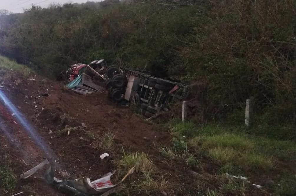 Conductor de tráiler se queda dormido y vuelca al salir de la autopista Cardel-Veracruz