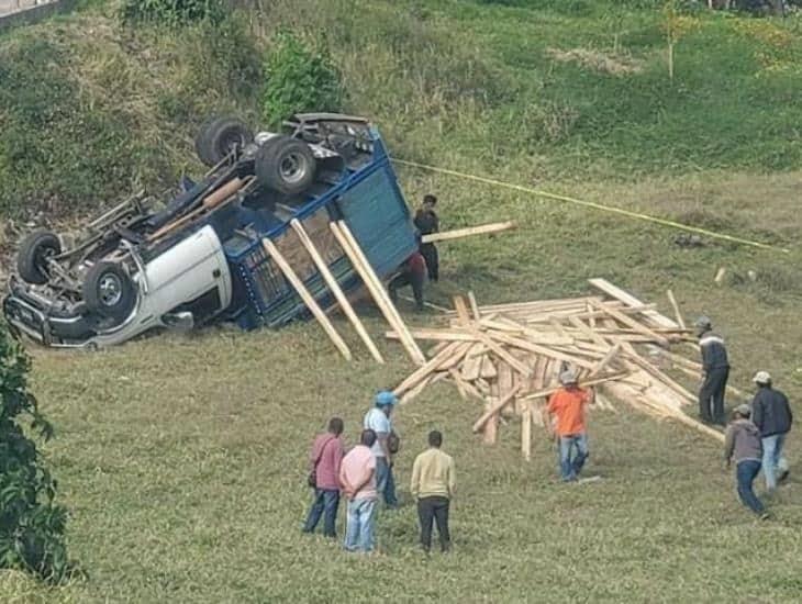 En Alpatláhuac camioneta con madera se accidenta y conductor pierde la vida