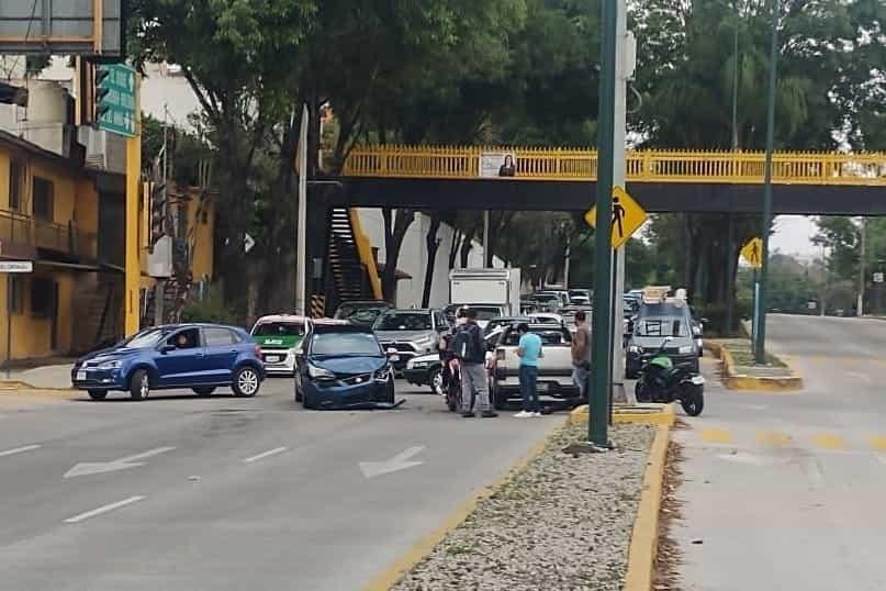 Chocan auto y camioneta en circuito Presidentes, en Xalapa