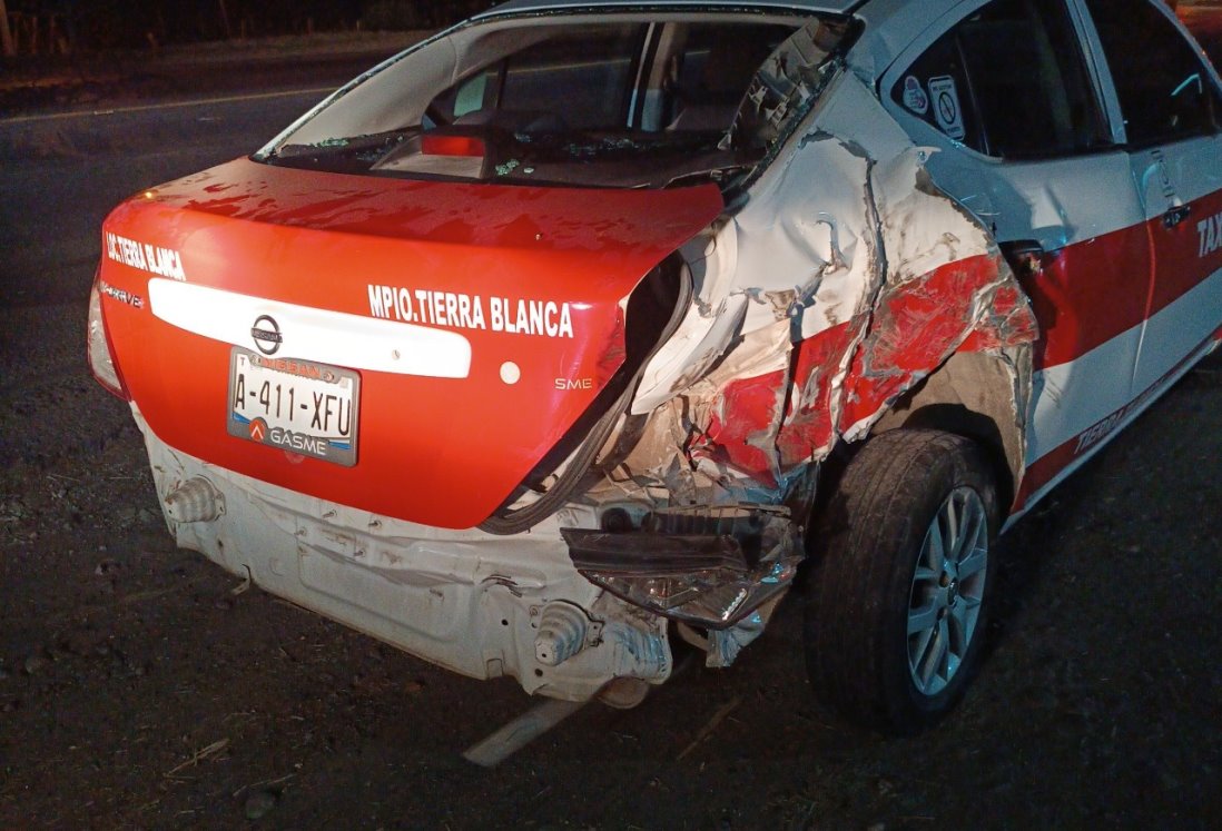 Tráiler impacta taxi en Tierra Blanca, no hubo lesionado