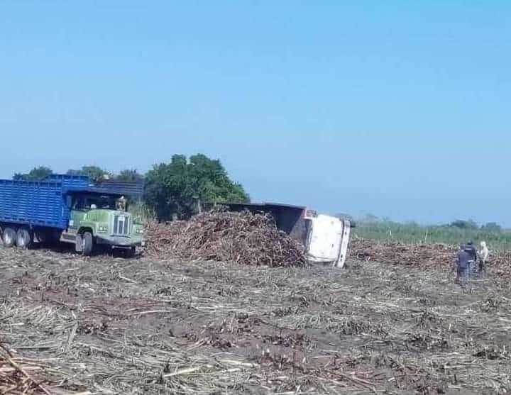 Vuelca camión cañero en La Antigua, Veracruz