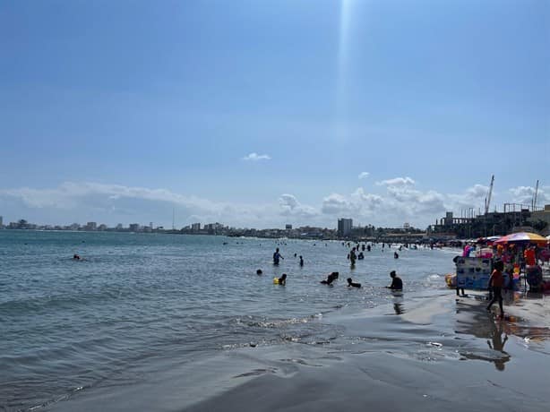En fin de semana largo turistas disfrutan de playas veracruzanas