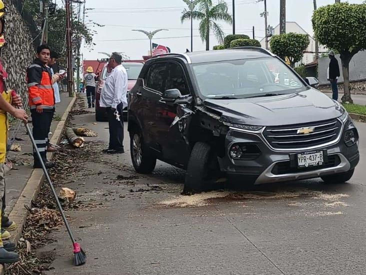 Tras accidente, camioneta derriba poste sobre el bulevar Córdoba-Fortín