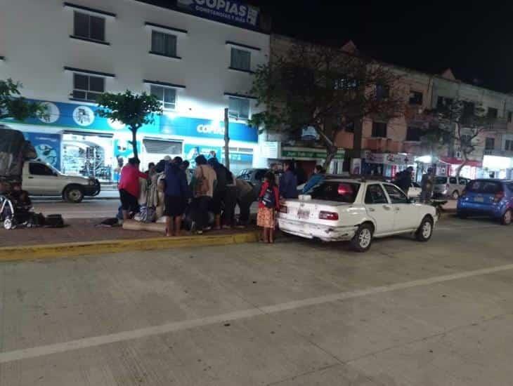 Cuidador de automóviles regala ropa y medicinas afuera del hospital regional de Veracruz