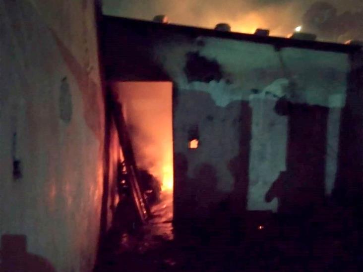 Incendio consume casa en colonia de Xalapa