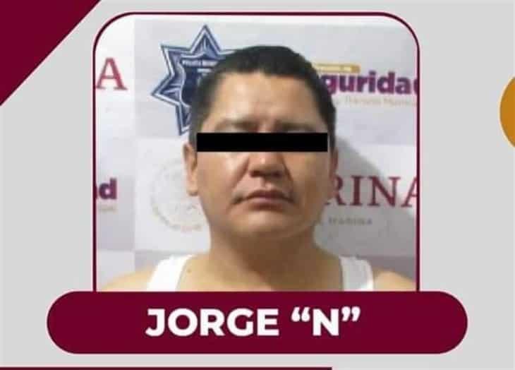 Detienen a dos hombres por presunto robo de un vehículo en Xalapa