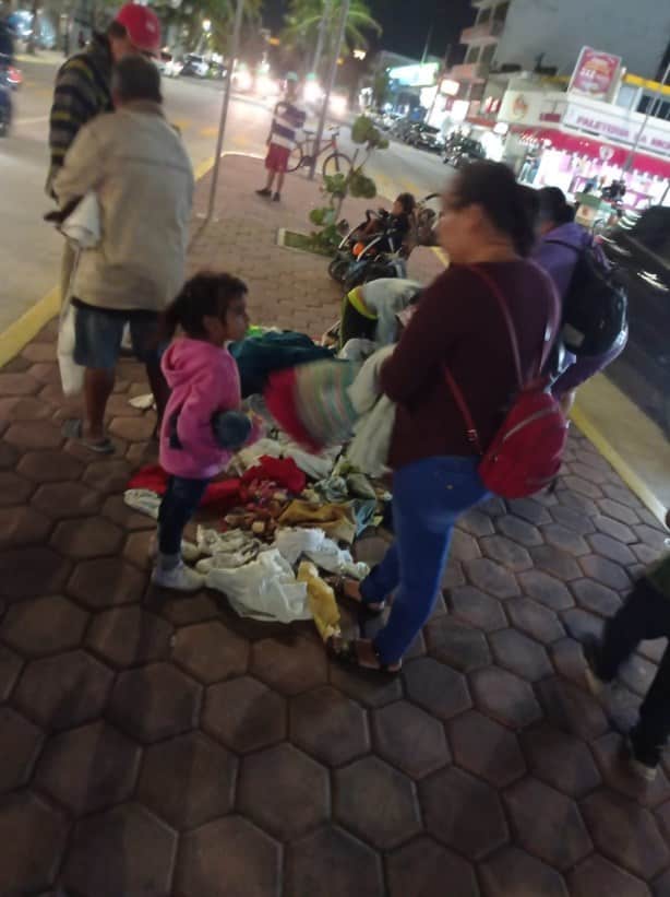 Cuidador de automóviles regala ropa y medicinas afuera del hospital regional de Veracruz
