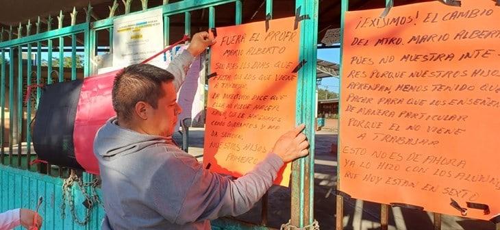 Padres de familia protestan en primaria de Martínez; piden destitución de maestro 