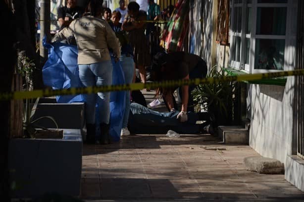 Fontanero se electrocuta y cae de la azotea de una casa en Veracruz | VIDEO