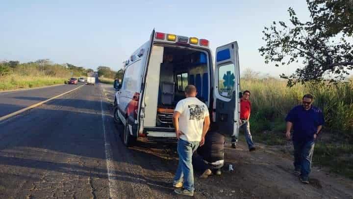 Cobrador pierde el control de su motocicleta y derrapa en carretera a Paso de Ovejas