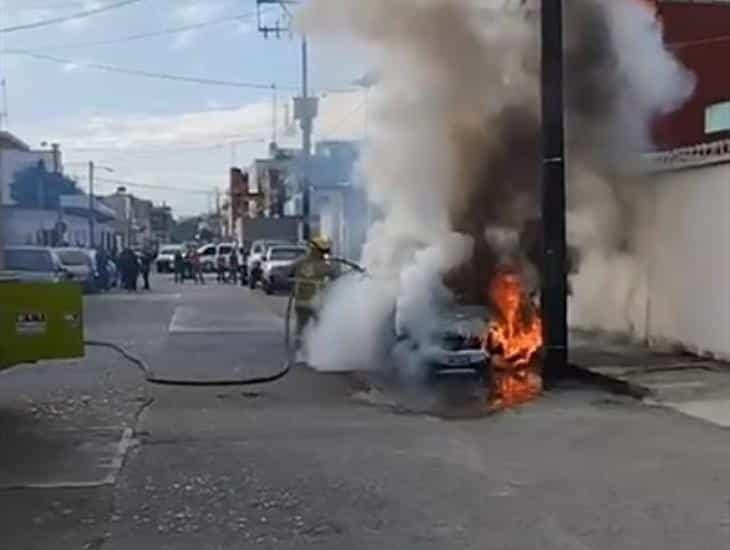 Se incendia auto en el Centro de Martínez de la Torre