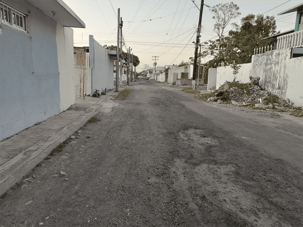 Vecinos de colonia Miguel Ángel de Quevedo denuncian deplorable estado de las calles