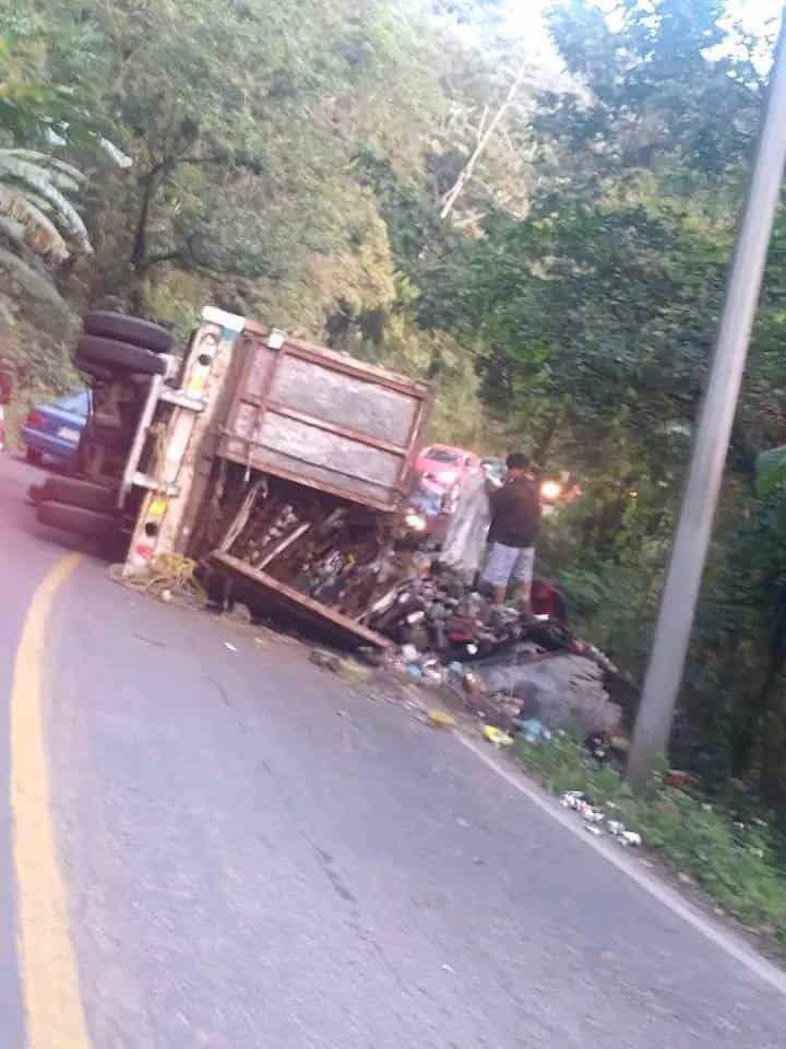 Camioneta cargada de fierro vuelca en carretera San Marcos-Teocelo