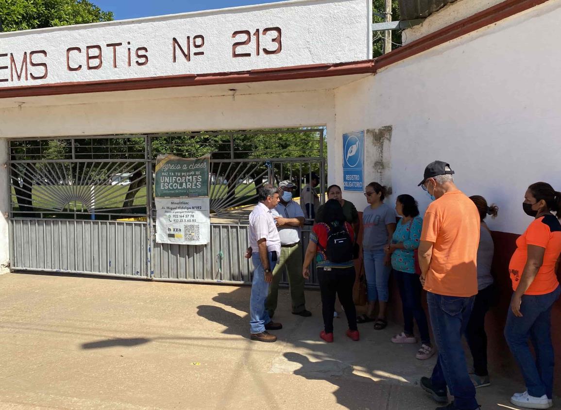 Padres de familia protestan fuera del CBTIS-213; piden la destitución de la directora del plantel