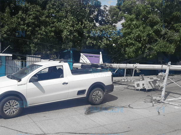 Poste de luz cae encima de camioneta sobre bulevar Miguel Alemán en Boca del Río | VIDEO