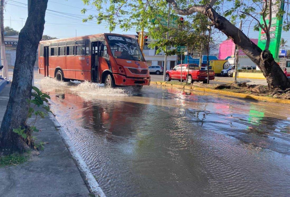 Fuga de agua provoca socavón en calle del puerto de Veracruz