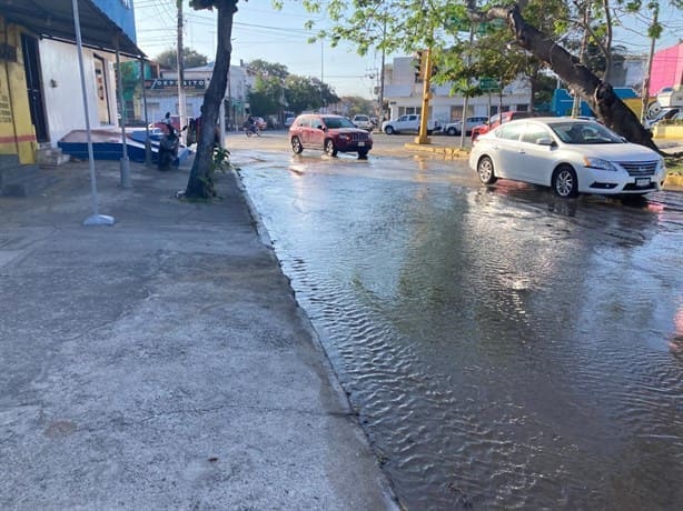 Fuga de agua provoca socavón en calle del puerto de Veracruz