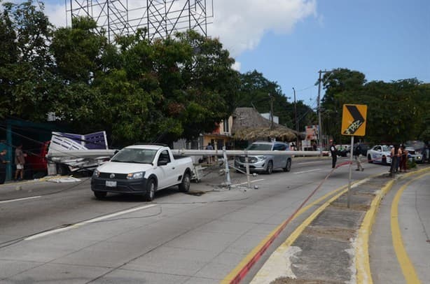 Poste de luz cae encima de camioneta sobre bulevar Miguel Alemán en Boca del Río | VIDEO