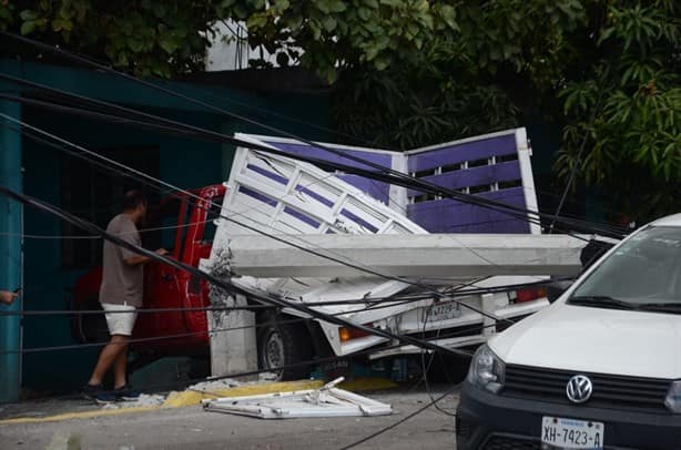 Poste de luz cae encima de camioneta sobre bulevar Miguel Alemán en Boca del Río | VIDEO