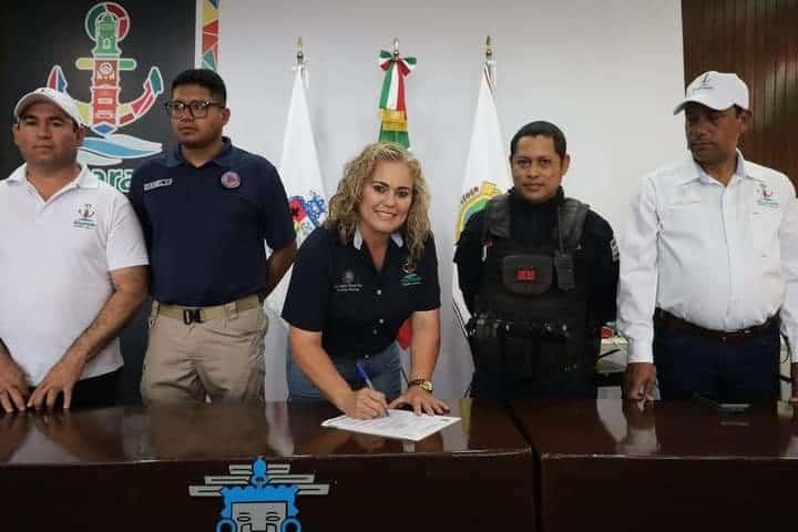 Alcaldesa de Alvarado entrega equipo táctico a Policía Municipal