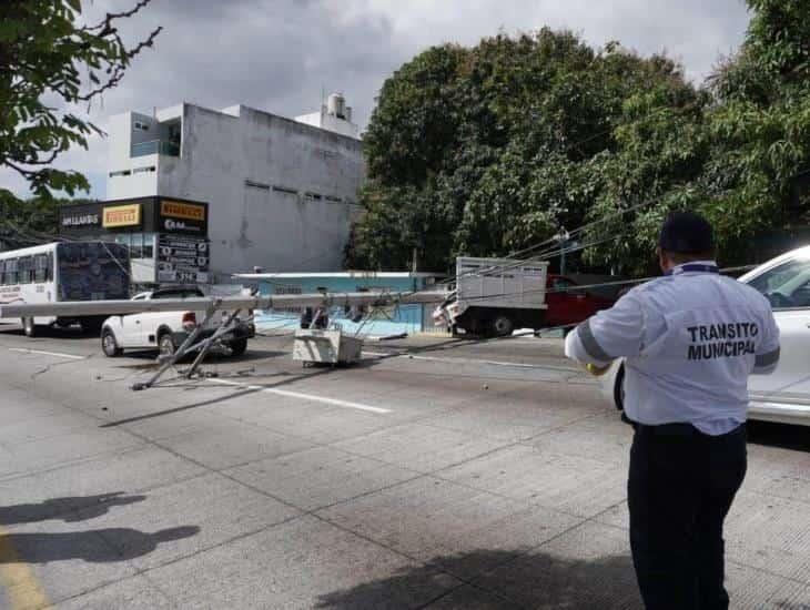 Familias de Boca del Río se quedaron sin energía tras accidente vehicular