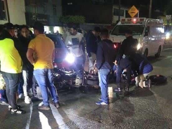 Motociclista impacta a vehículo y resulta lesionado en Río Blanco