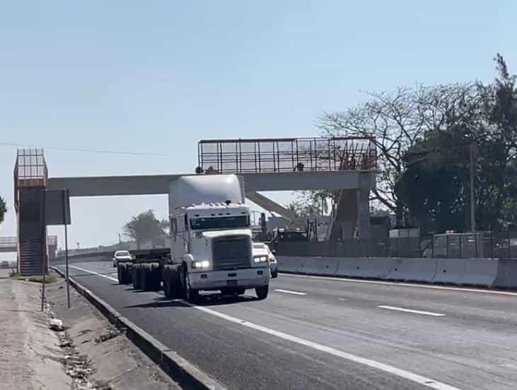 Cierran autopista Veracruz - Cardel por instalación de puente peatonal