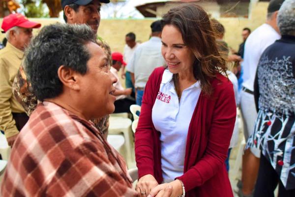 Mónica Robles firme con Andrés Manuel López Obrador