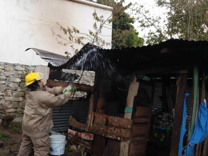 Bomberos sofocan incendio en cocineta humilde de Misantla