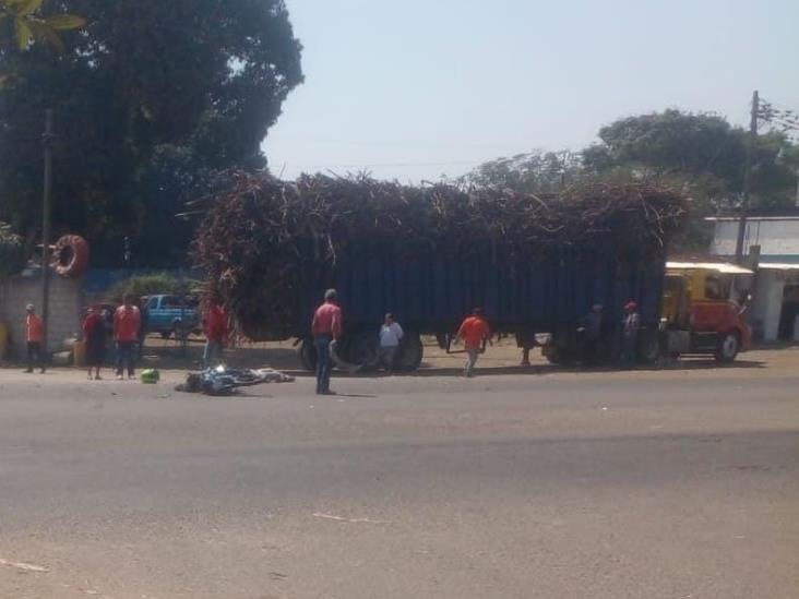 Fatal accidente en Yanga; motociclista es aplastada por camión cañero