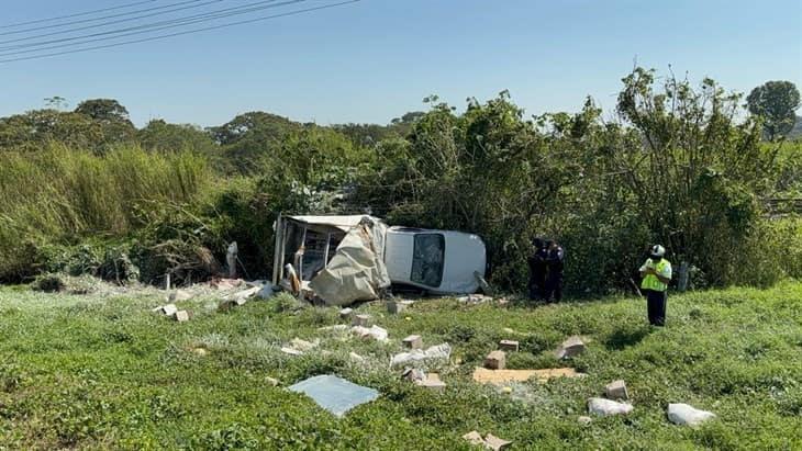 Volcadura de camión en Ixtaczoquitlán deja dos lesionados