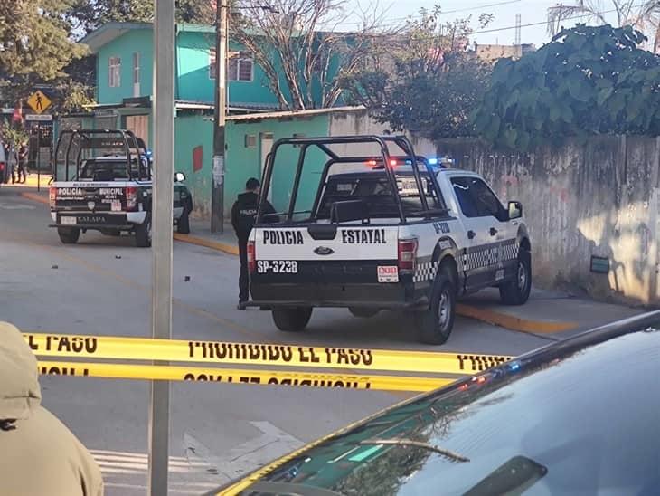Asesinan a mujer a balazos cuando llevaba a su hijo a escuela de Xalapa