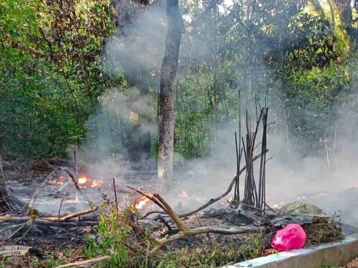 Incendio en terreno baldío causa alarma en colonia de Huiloapan