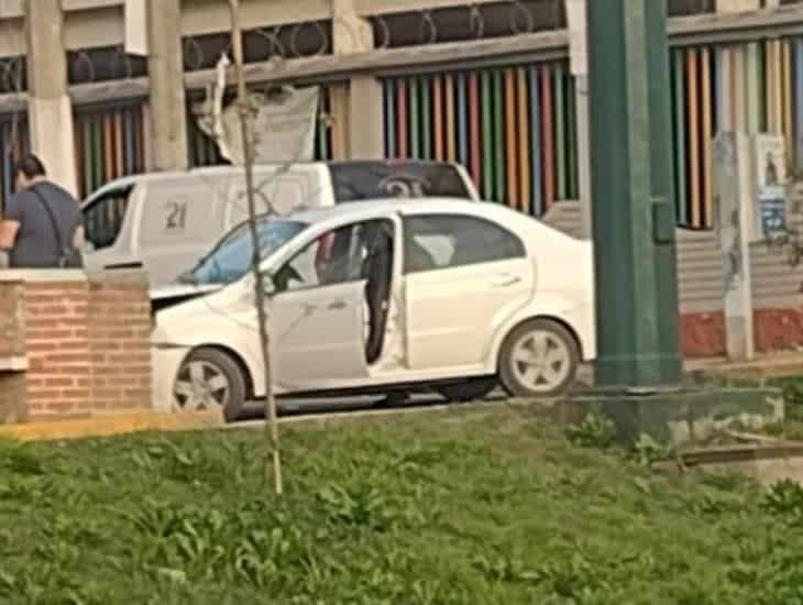 Automóvil choca contra un poste en el Boulevard Xalapa-Banderilla
