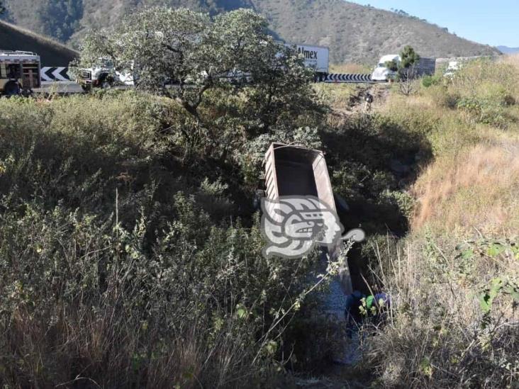 Tragedia en Cumbres de Maltrata: tráiler con carga para Tren Maya cae a barranco