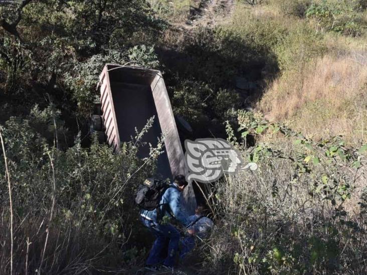 Tragedia en Cumbres de Maltrata: tráiler con carga para Tren Maya cae a barranco