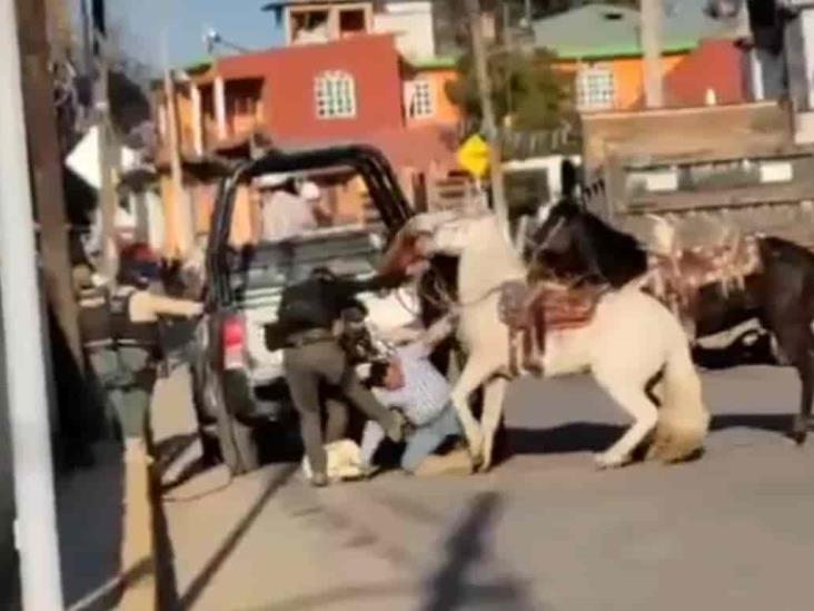Fuerza Civil de Veracruz genera indignación por brutal golpiza a jinete (+ Video)