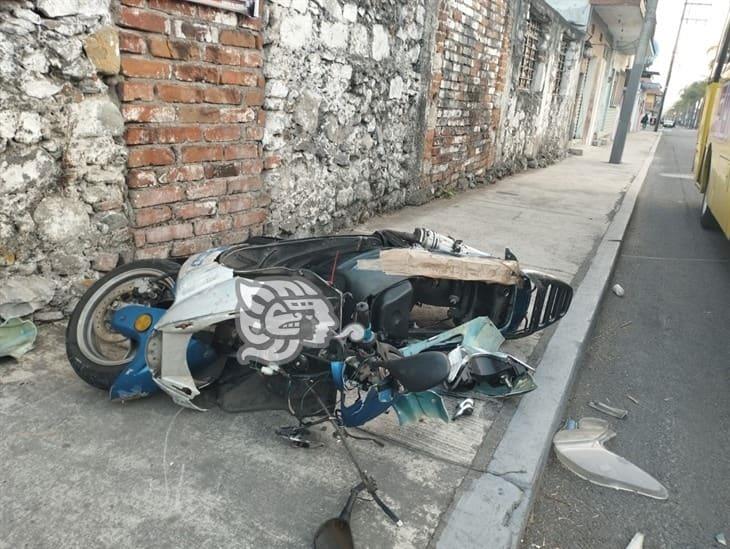 Fuerte accidente entre moto y auto deja un lesionado en Orizaba