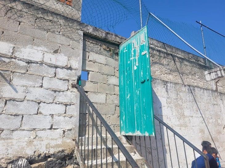En Xalapa, vecinos cierran acceso de cancha a primaria: ¡Nos quitaron el derecho a jugar!