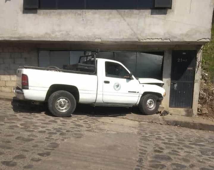Camioneta se queda sin frenos y choca contra una casa en Veracruz