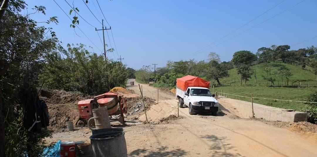 Regresa poco a poco la circulación en carretera Nanchital-Las Choapas