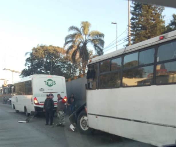En Xalapa, autobuses de pasaje chocan por alcance en Lázaro Cárdenas