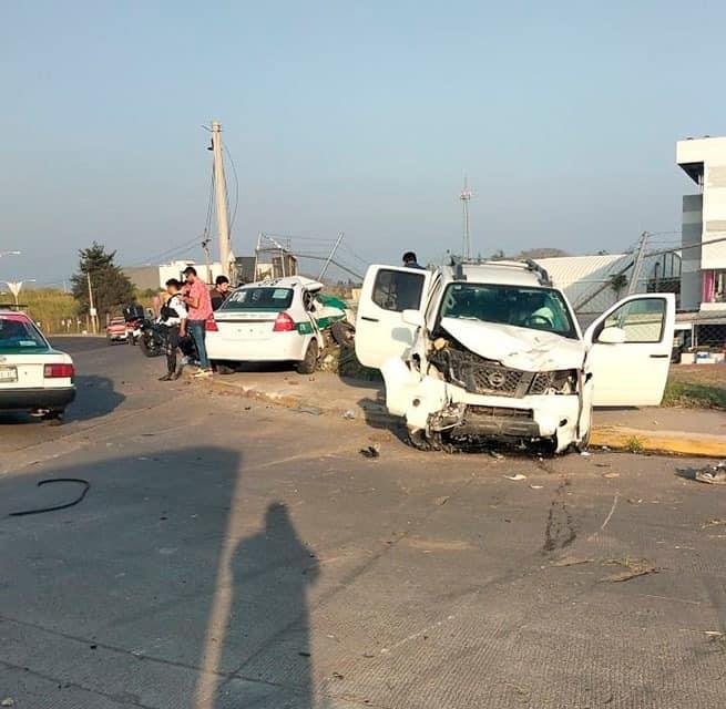 Choque entre camioneta y taxi deja un muerto en fraccionamiento La Pradera